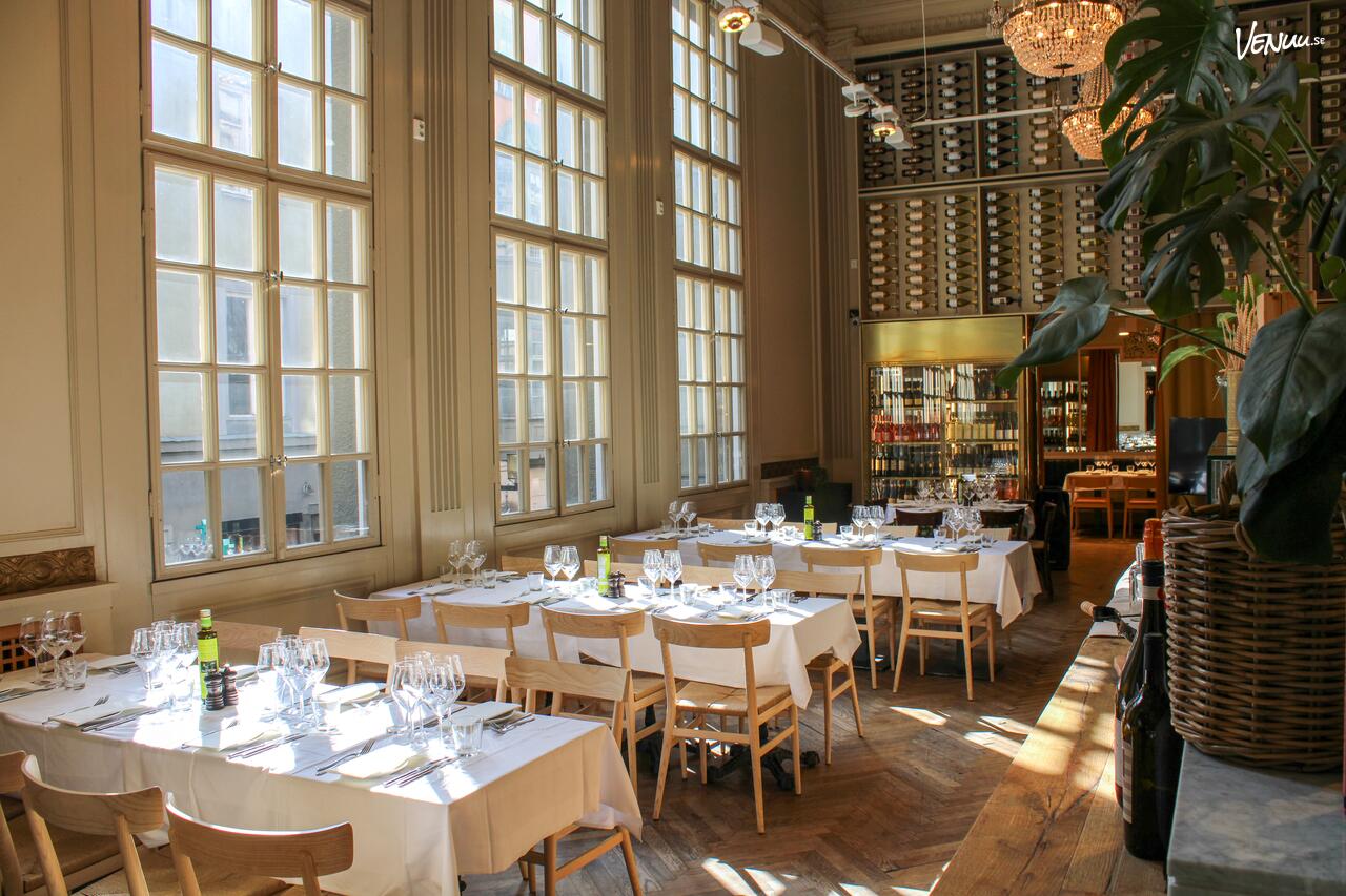 Eataly - Golden Room: En elegant och privat italiensk restauranglokal i centrala Stockholm, perfekt för stora sällskap som älskar god mat och stilfull atmosfär.