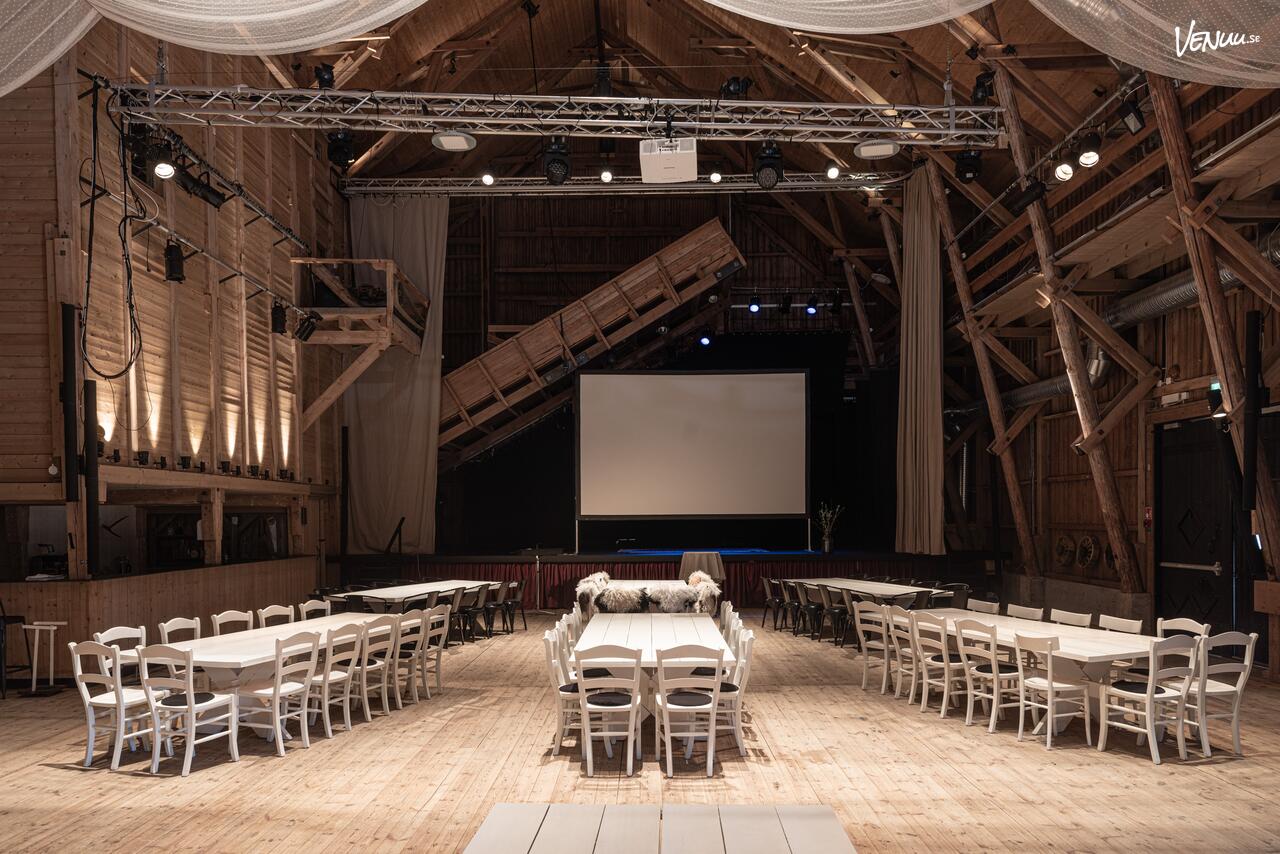 Siggesta Gård - Logen: En lantlig och rymlig lada med förstklassig service och en idyllisk miljö, idealisk för romantiska bröllop.