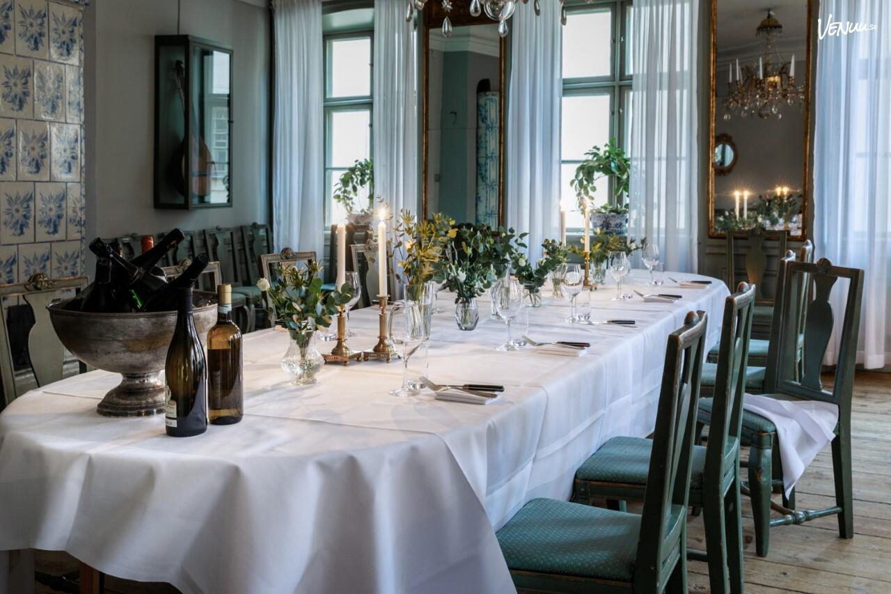 Den Gyldene Fredens Bellmanvåning är en anrik festlokal i Gamla Stan, idealisk för eleganta middagar och mindre event med historisk charm.