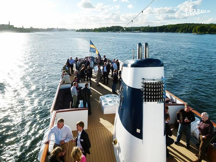 Charmig båt i Stockholms skärgård perfekt för bröllop vid havet, med både inomhus- och utomhusytor.