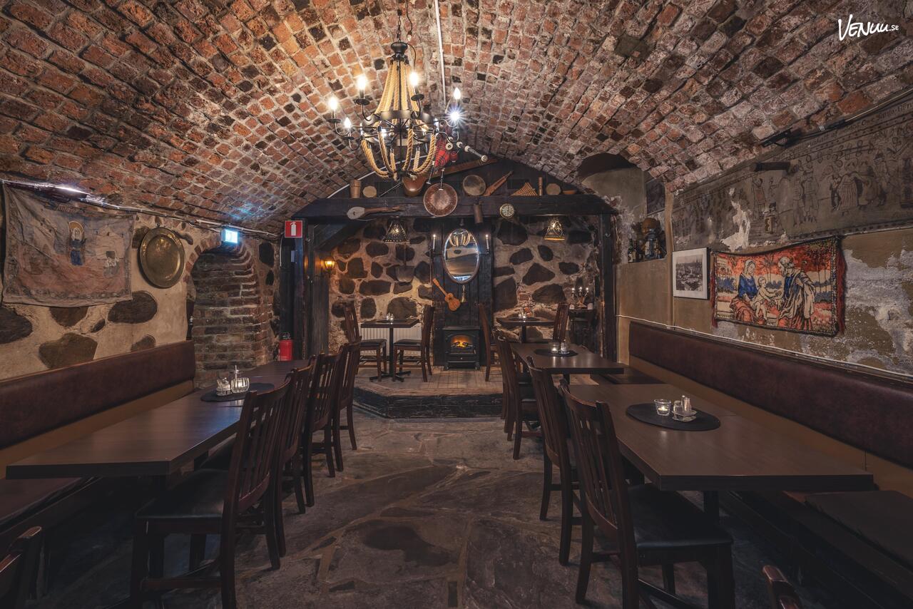 Restaurang Sten Sture är en rustik festlokal i Gamla Stan med historiska källarvalv och klassisk svensk mat, perfekt för privata fester.