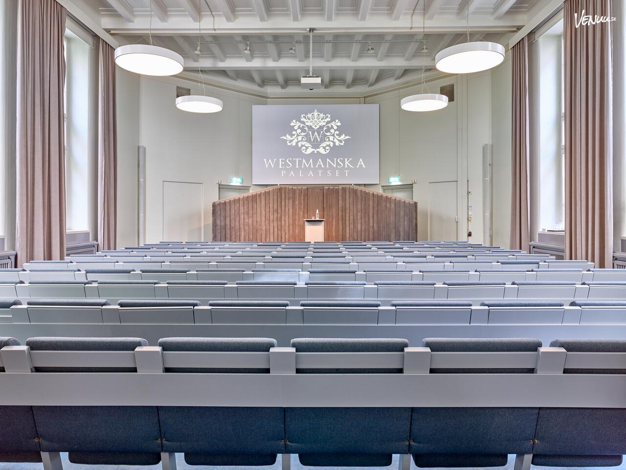 En elegant konferenslokal med klassisk inredning och moderna detaljer på Westmanska Palatset i Stockholm