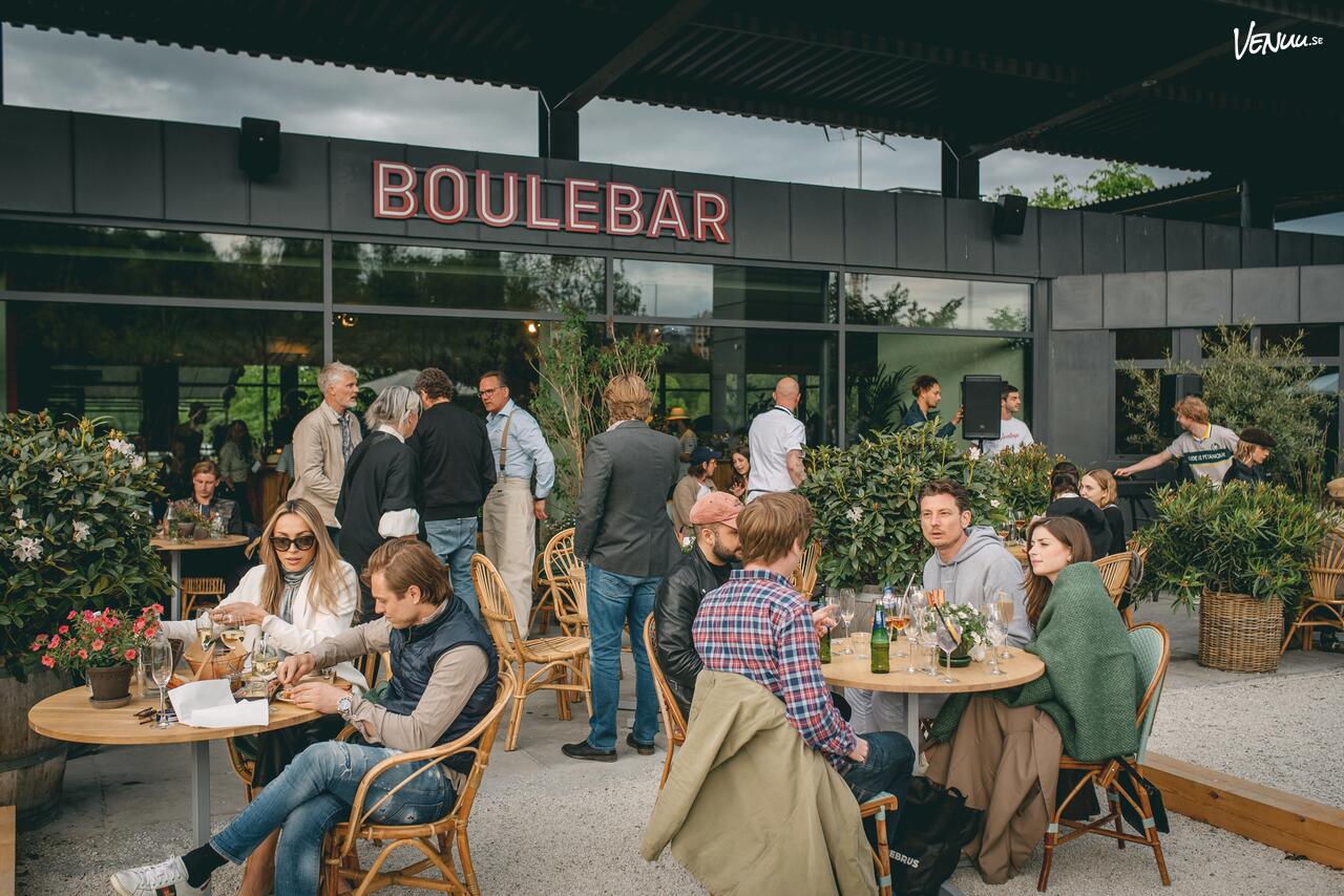 Boulebanor och matservering på Boulebar Haga i grön och trivsam miljö.