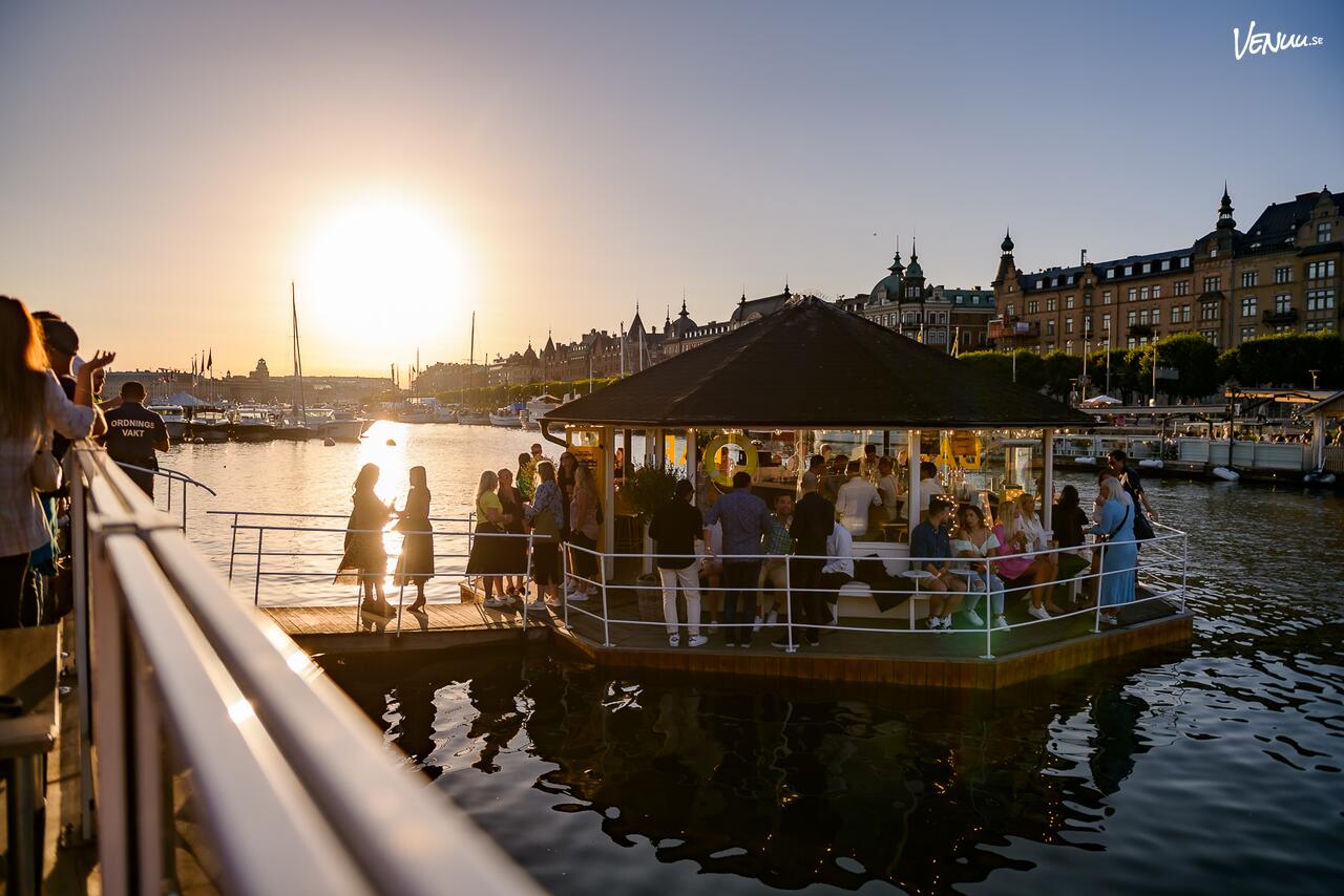 Djurgårdsbron Paviljongbaren – en elegant paviljong med utsikt över Djurgårdens grönska och smakfullt inredd interiör.