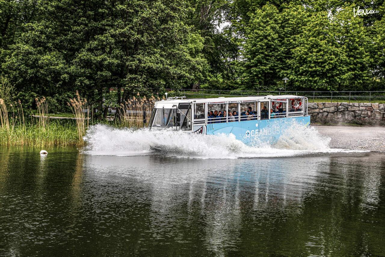 Amfibiebussen Ocean Bus Stockholm som kör på både land och vatten.