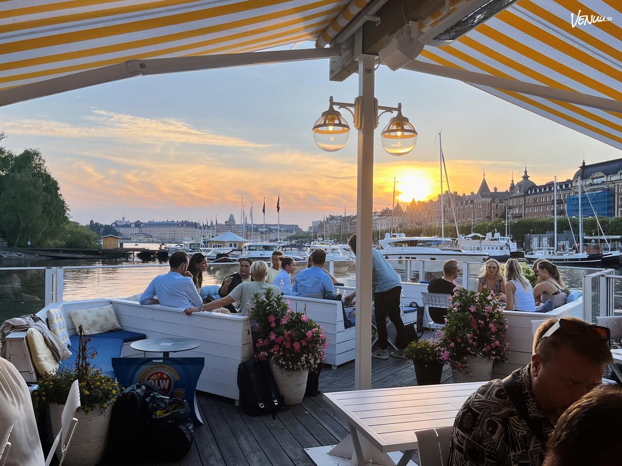 Romantisk bröllopslokal vid vattnet nära Djurgården, med en naturnära och charmig atmosfär.