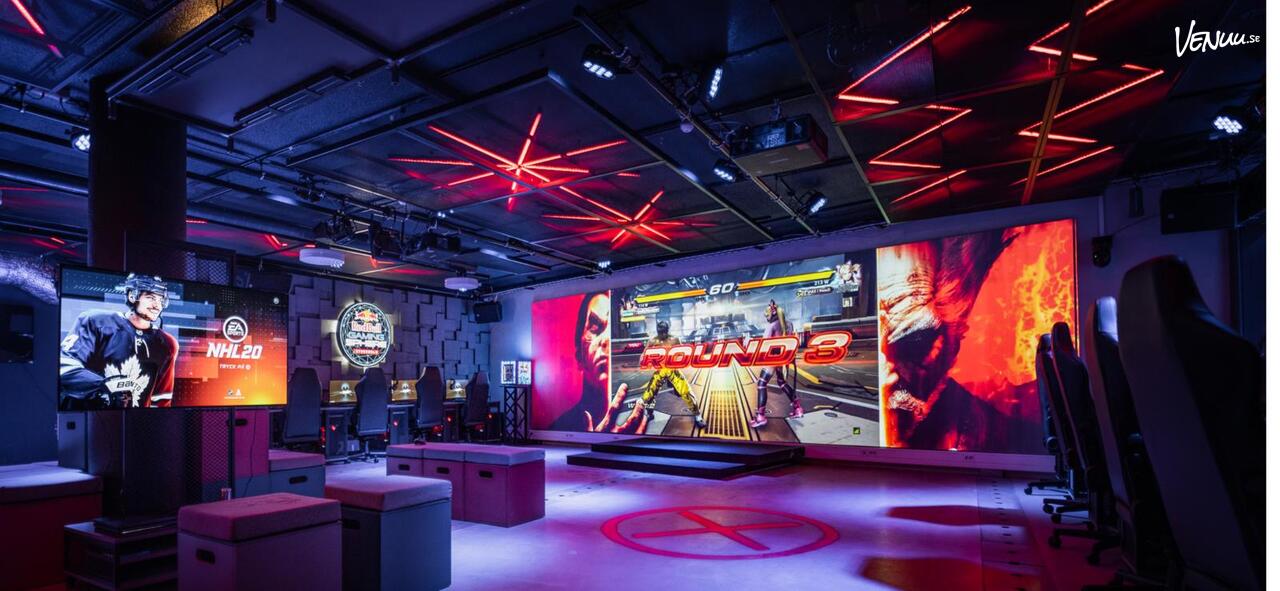 Red Bull Gaming Sphere – en futuristisk lokal med gamingutrustning, färgglad belysning och moderna spelstationer.