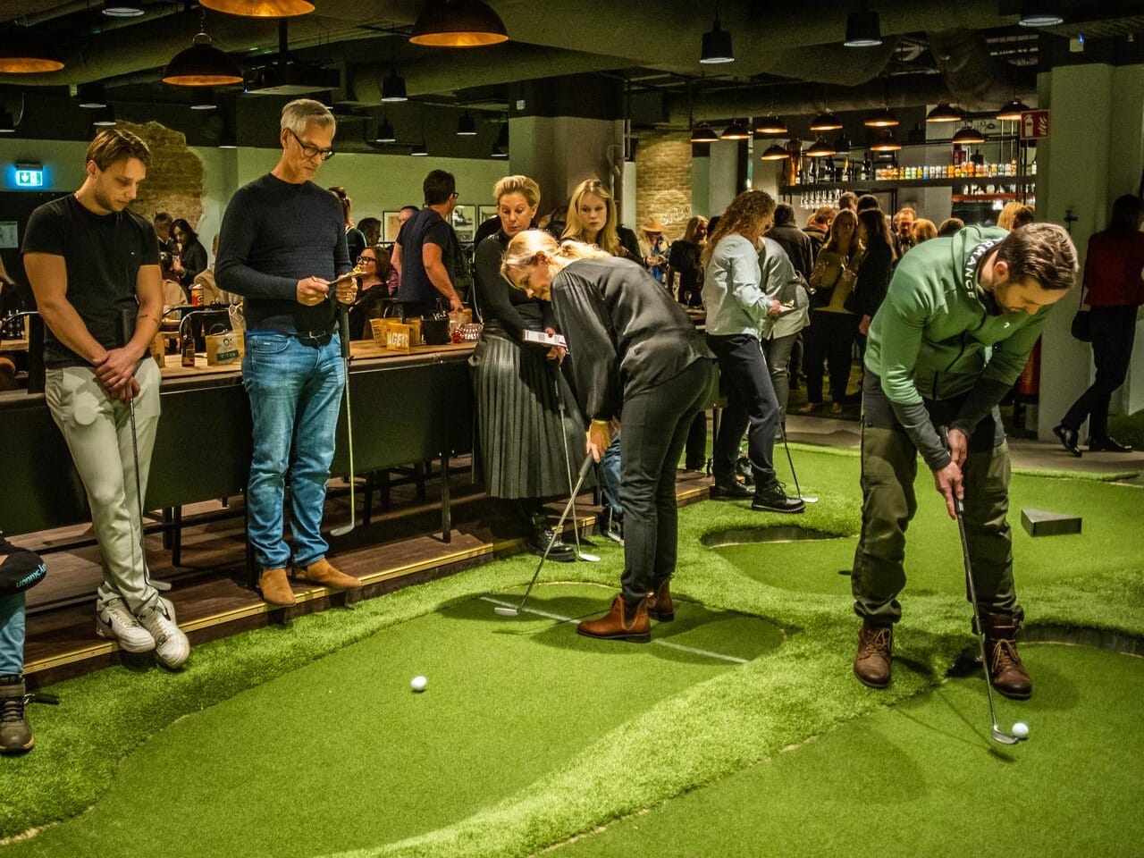 Golfbaren Sundbyberg är en lekfull bar med minigolf och avslappnad atmosfär, idealisk för AW:s och födelsedagsfiranden.