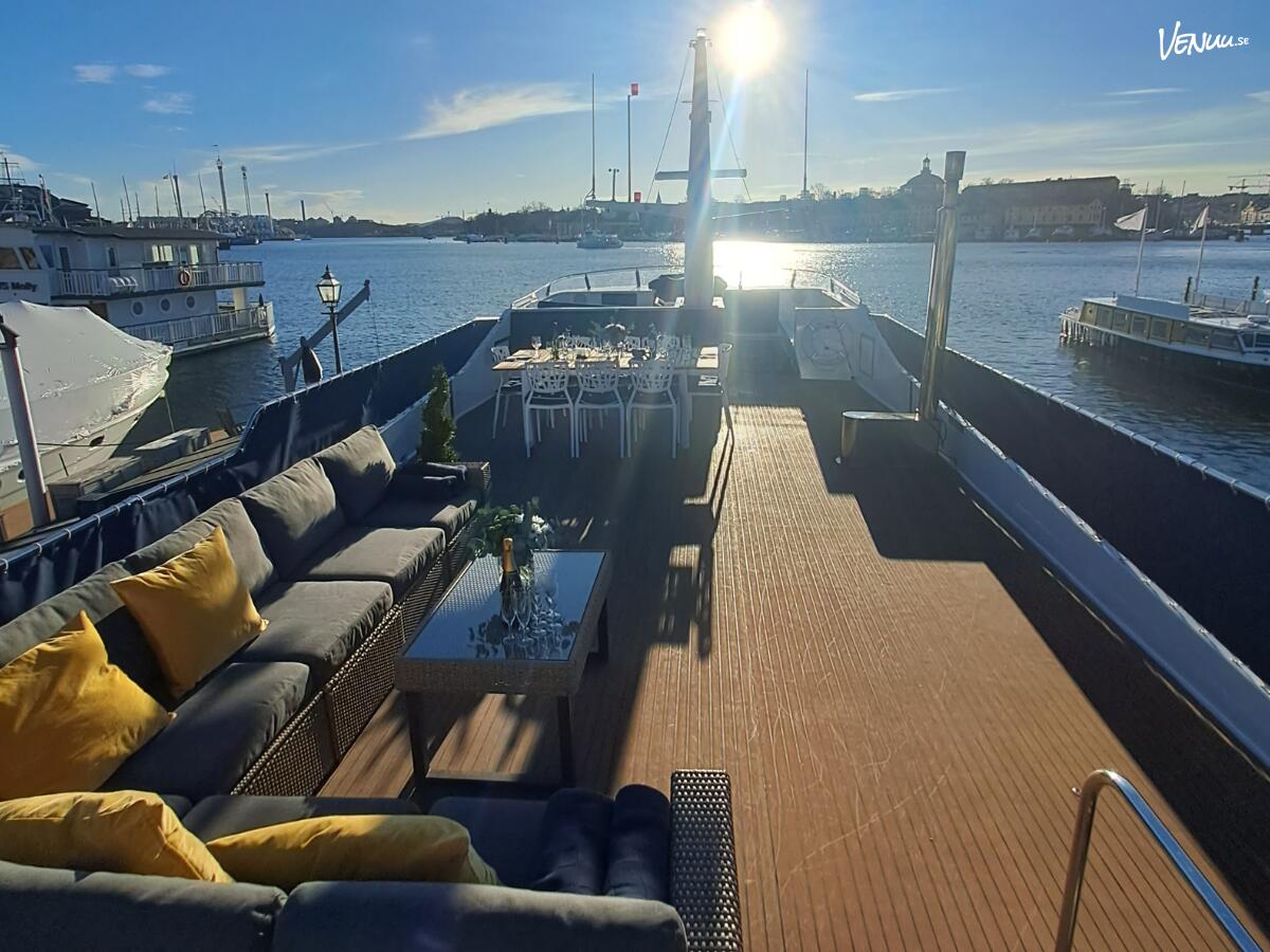 Exklusiv och lyxig båt för mindre grupper, med elegant interiör och magisk atmosfär för speciella tillfällen.