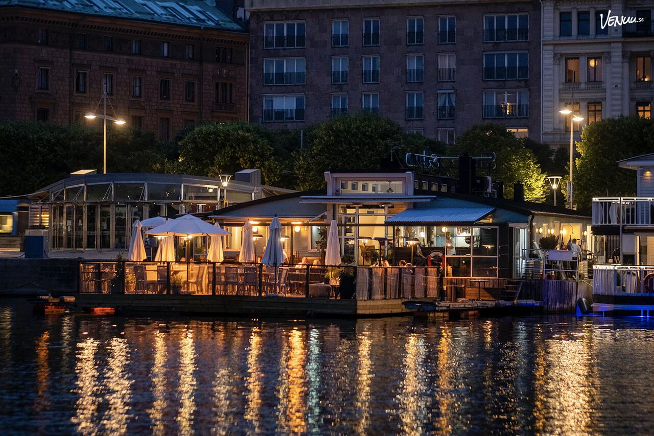 Sjösidan – Sjö & Land erbjuder ett flexibelt julbord vid vattnet med hemlagad mat och en avslappnad atmosfär.