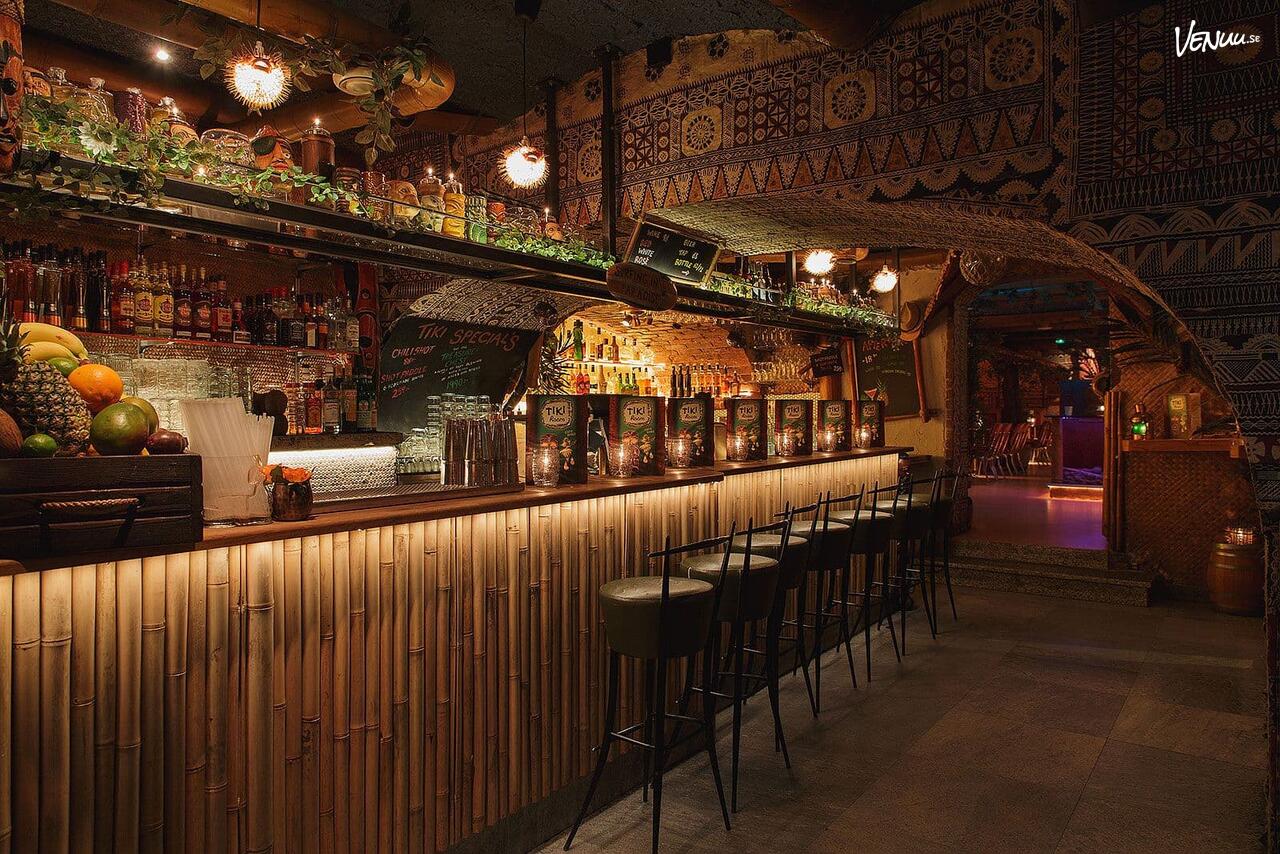 Tiki Room är en exotisk temabar med tropisk inredning och färgglada cocktails, idealisk för temafester och födelsedagar.