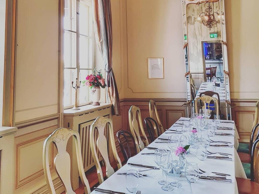 Bistro Royal – Drottningsalen är en lyxig och kunglig restaurang i Malmö där du kan boka ett chambre séparée och njuta av en middag i en pampig och elegant miljö.