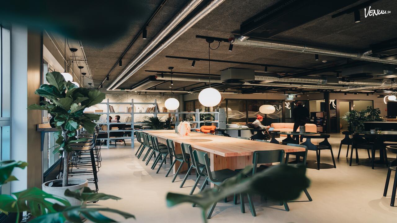 Ljus och modern lounge på Entreprenörsgatan Coworking i Göteborg, perfekt för AW:s och event med egen mat.