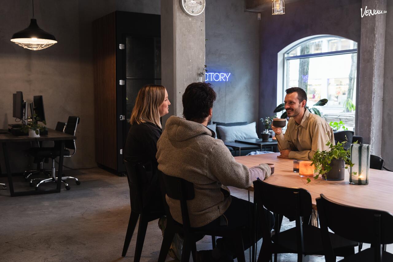 Stilren och modern lounge på Factory Workspace i Göteborg, med projektor och plats för mingel eller dans.