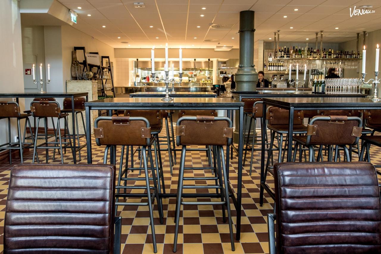 Restaurang Wijkanders i Göteborg erbjuder en elegant lokal med högt i tak, kristallkronor och plats för middag och dans. Perfekt för att hyra eller abonnera för en stilren nyårsfest med trerätters middag.