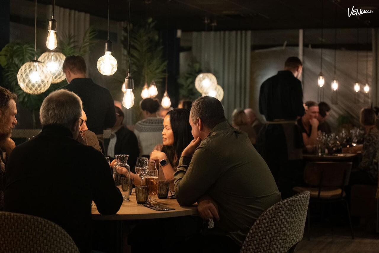 Vessel – Restaurang, Bar & Event är en stilren och modern festlokal där en avslappnad men exklusiv atmosfär gör den idealisk för både mingel och middagar.