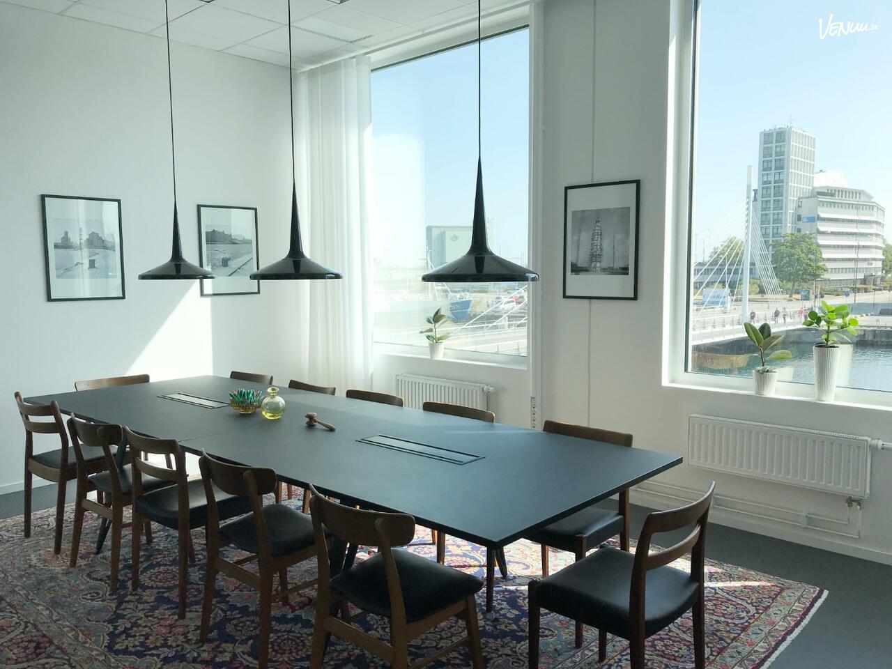 BOARD på STUDIO Meetingpoint är ett mötesrum med havsutsikt och komplett konferensteknik i Malmö.