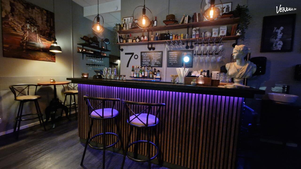 En trendig och avslappnad bar- och loungemiljö med modern design och mysig belysning.