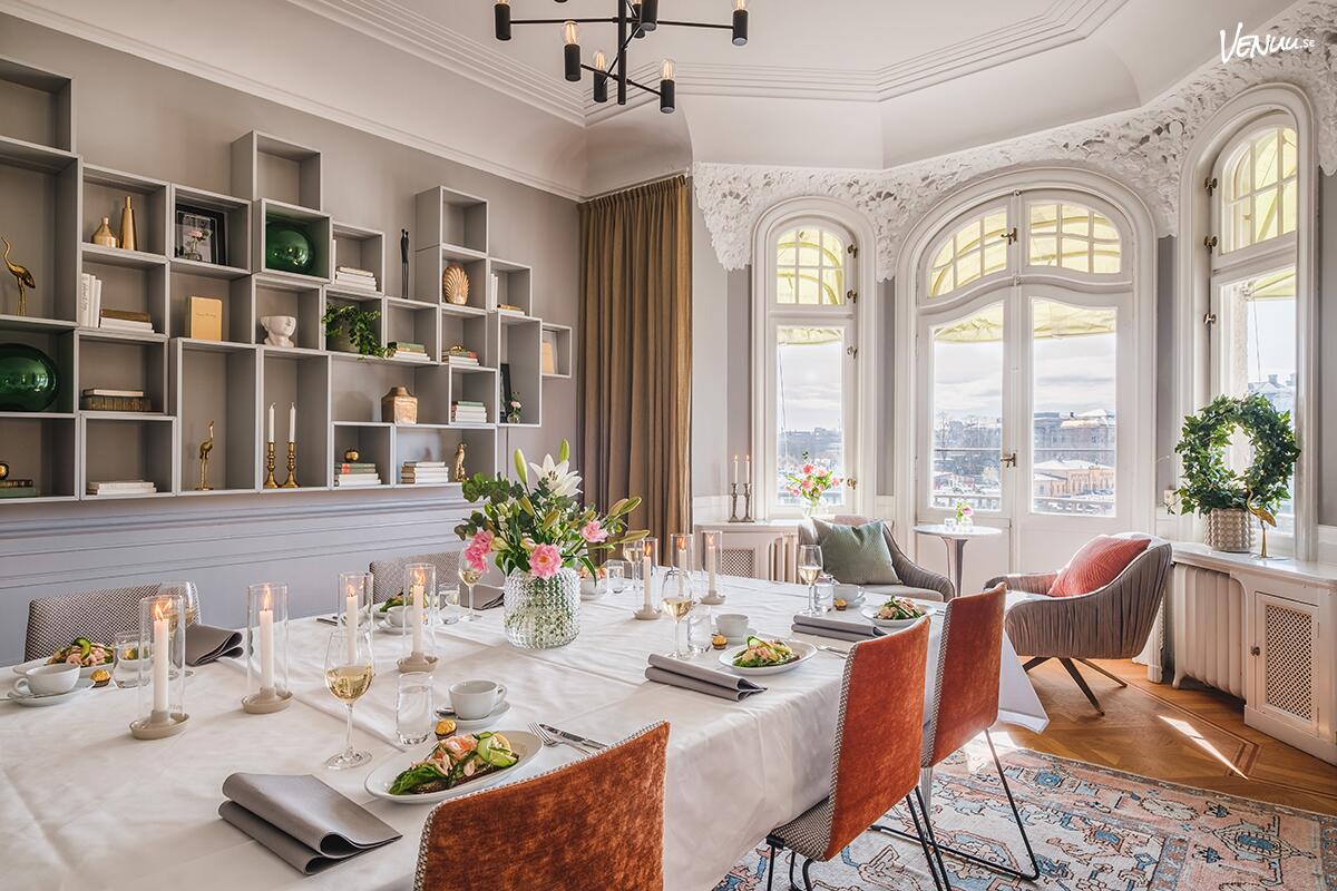 En elegant och ljus lokal med stora fönster som erbjuder en vacker utsikt över Stockholms vatten.