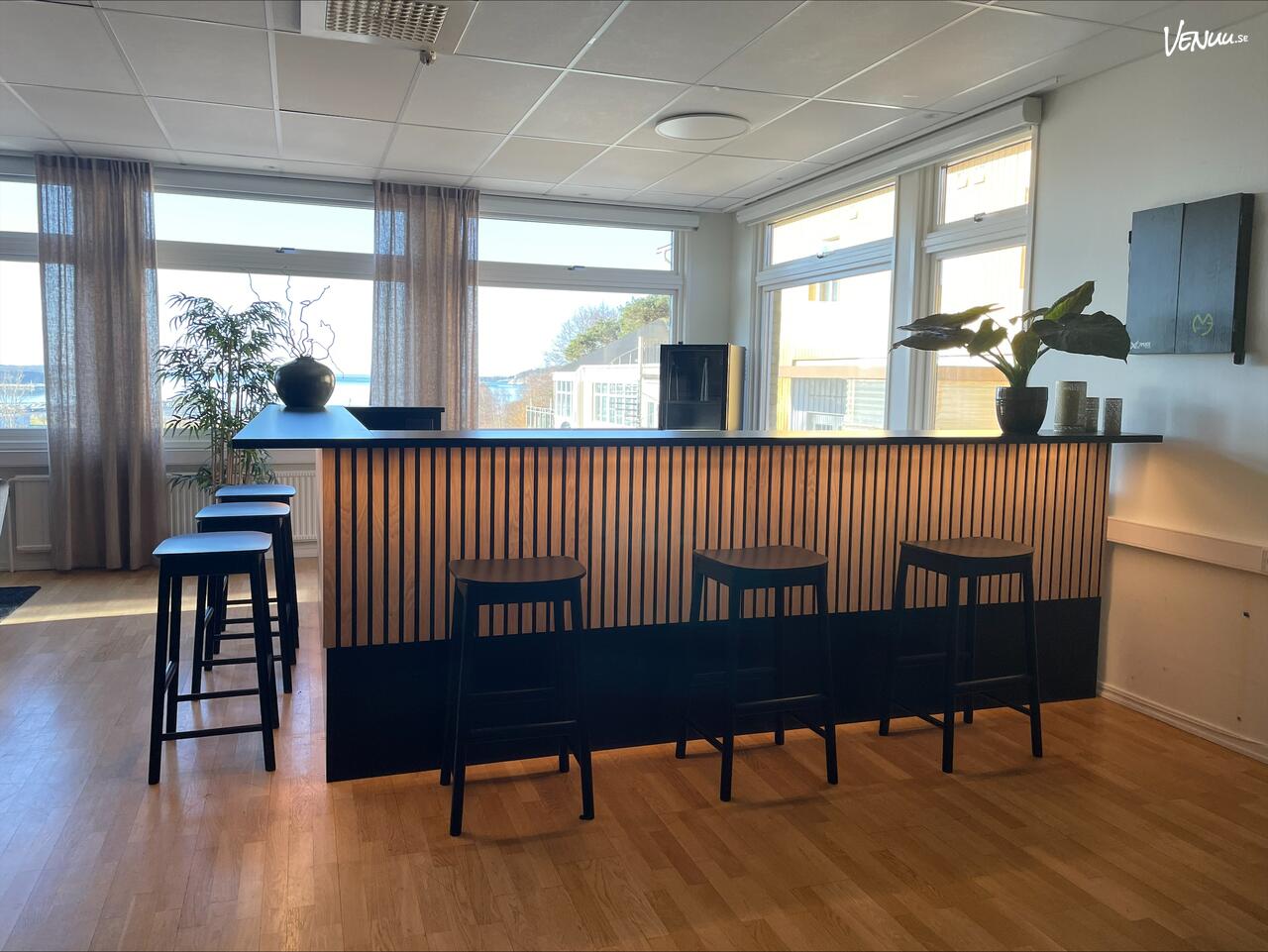 En rymlig samlingslokal med enkel standard och plats för större grupper.