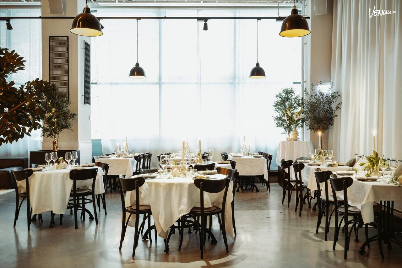 En trendig eventlokal med industriell design, högt i tak och stora fönster, lämplig för större event.