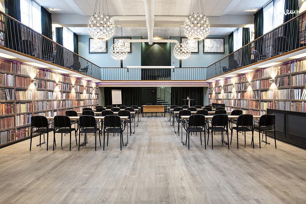 Intressant miljö på Folk Mat Möten Biblioteket i Malmö, en mångsidig lokal som kombinerar mat, möten och böcker för evenemang.