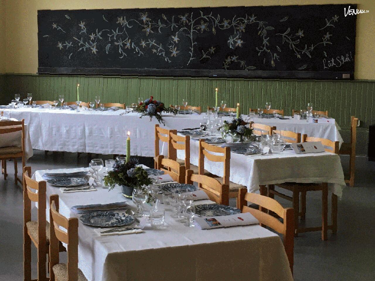 En unik och nostalgisk festlokal i en gammal skola, med bevarade klassrumsdetaljer.