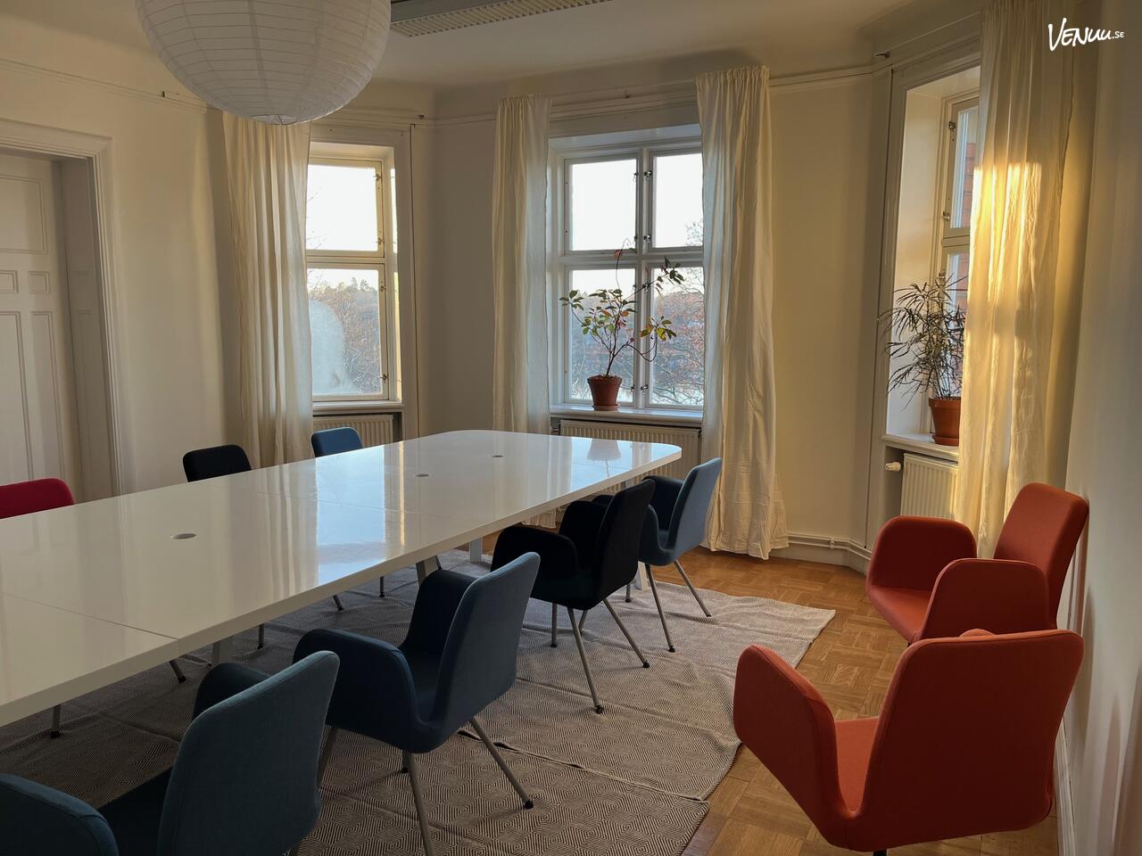 En modern och flexibel konferenslokal med fokus på kreativitet och samarbete.