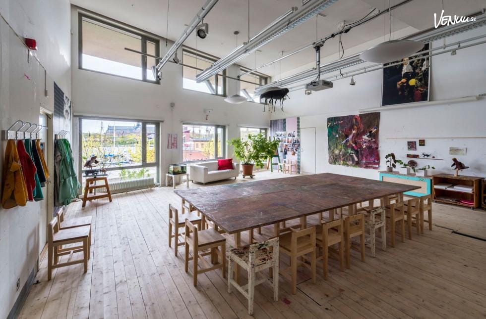 En inspirerande och modern möteslokal i konstnärlig miljö med stora fönster och minimalistisk design.