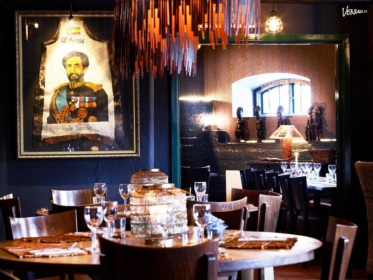 En färgstark och unikt inredd restaurang med afrikansk inspiration.