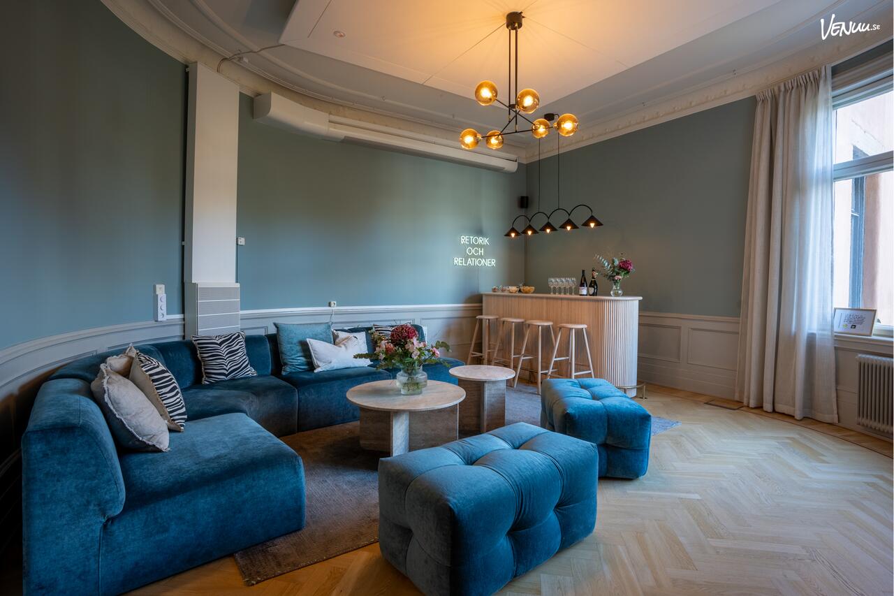 En modern och inspirerande loungemiljö med stilren inredning och bekväma möbler.
