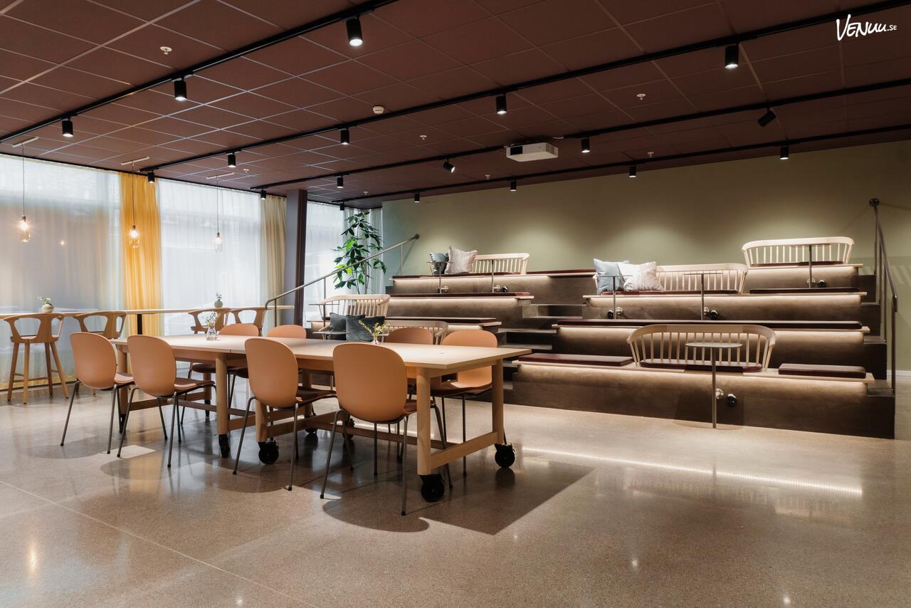 En modern och ljus möteslokal med stora fönster och en professionell känsla, typisk för en coworking-yta.