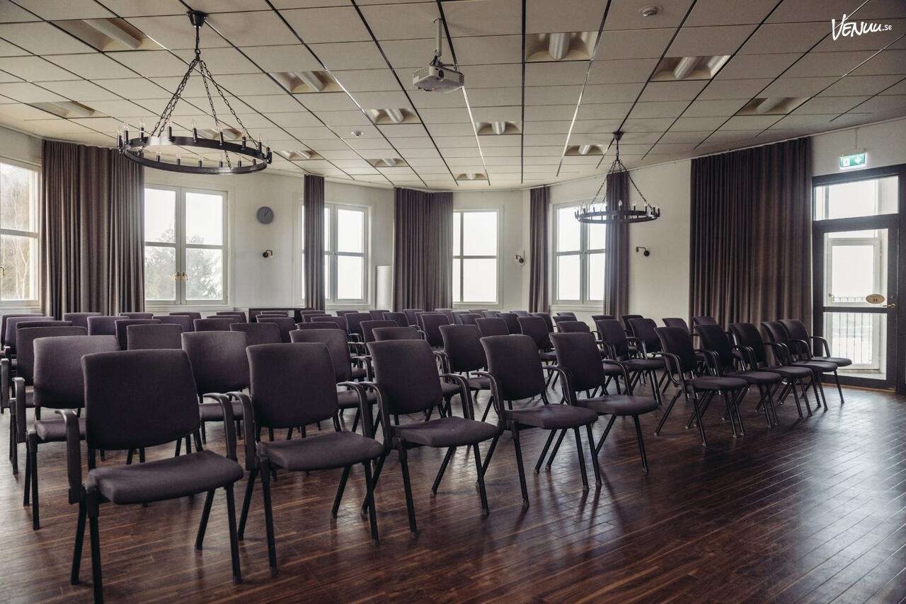 Ett avskilt och lugnt konferensrum, designat för koncentration, med minimalistisk inredning.