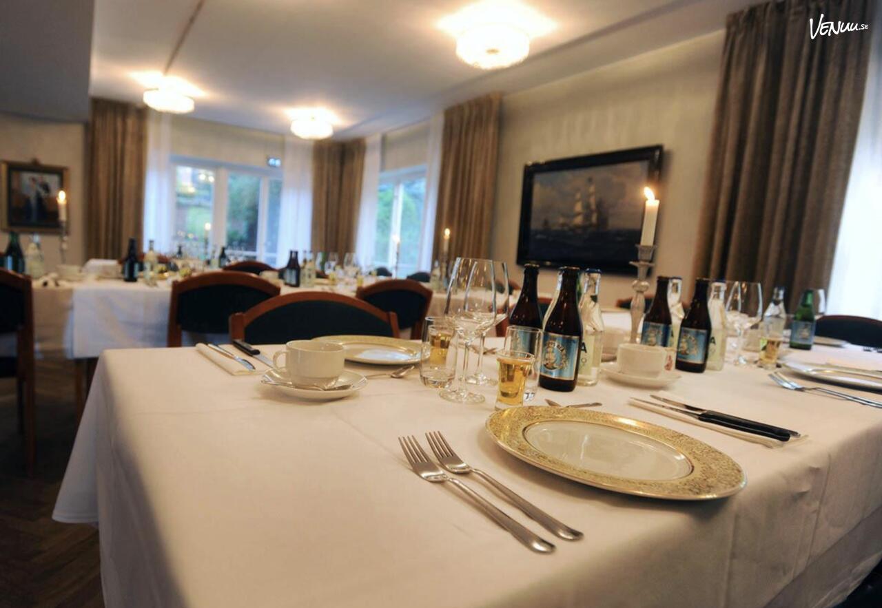En herrgårdsliknande villa med en charmig och rymlig lokal.