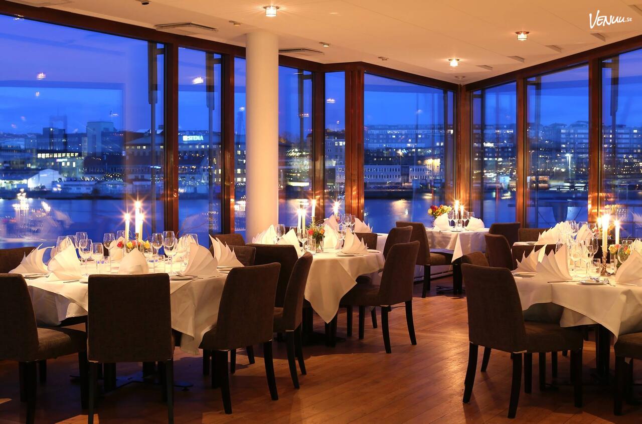 En restaurang belägen direkt vid vattnet med vacker utsikt över älven.