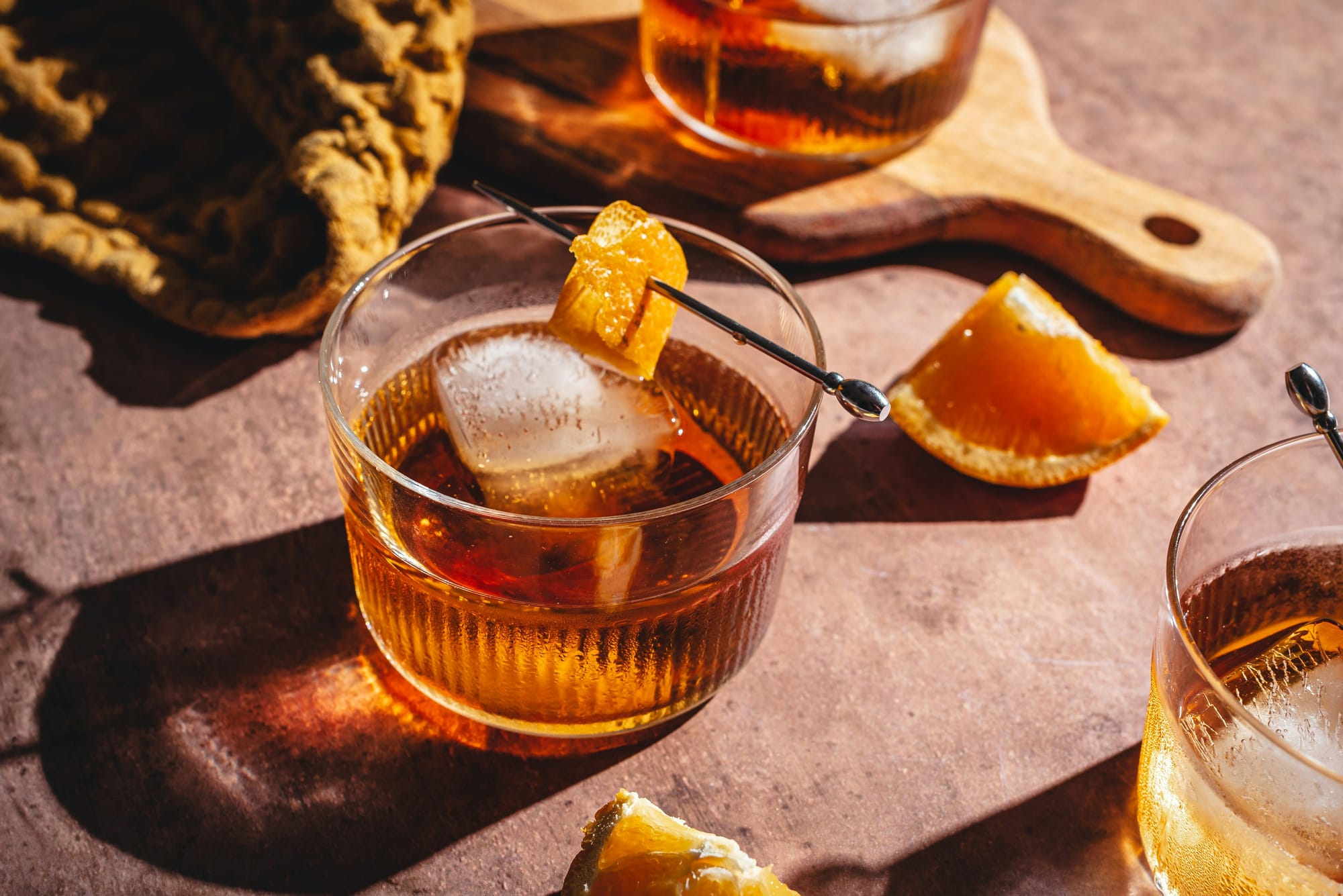 Negroni med klar röd färg i elegant glas på marmorbord – perfekt för aperitivo