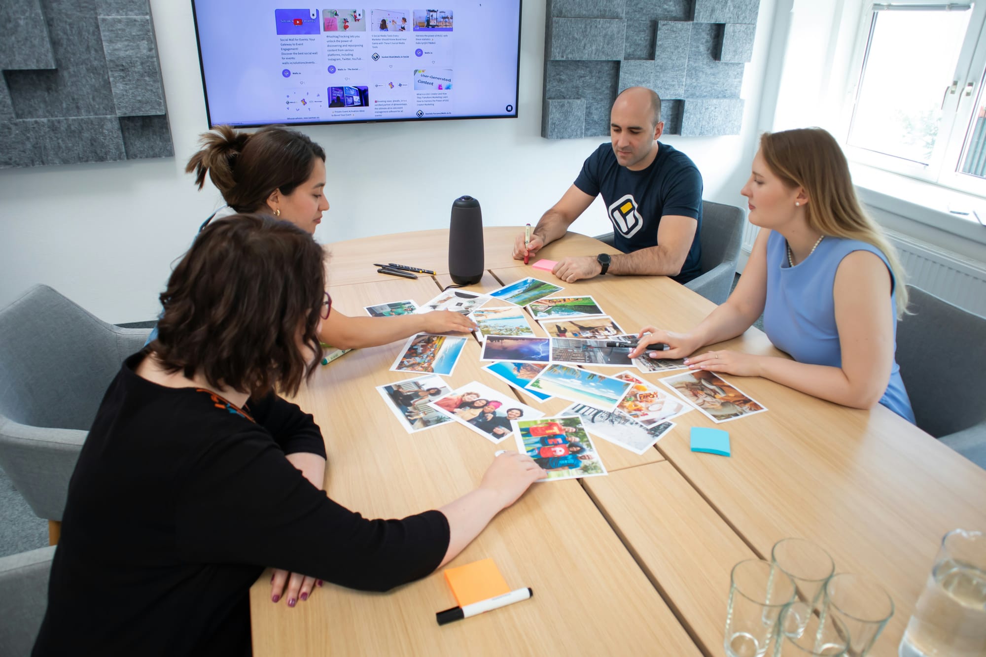 Team på kontoret samarbetar vid whiteboard, teambuilding övning för kommunikation och problemlösning.