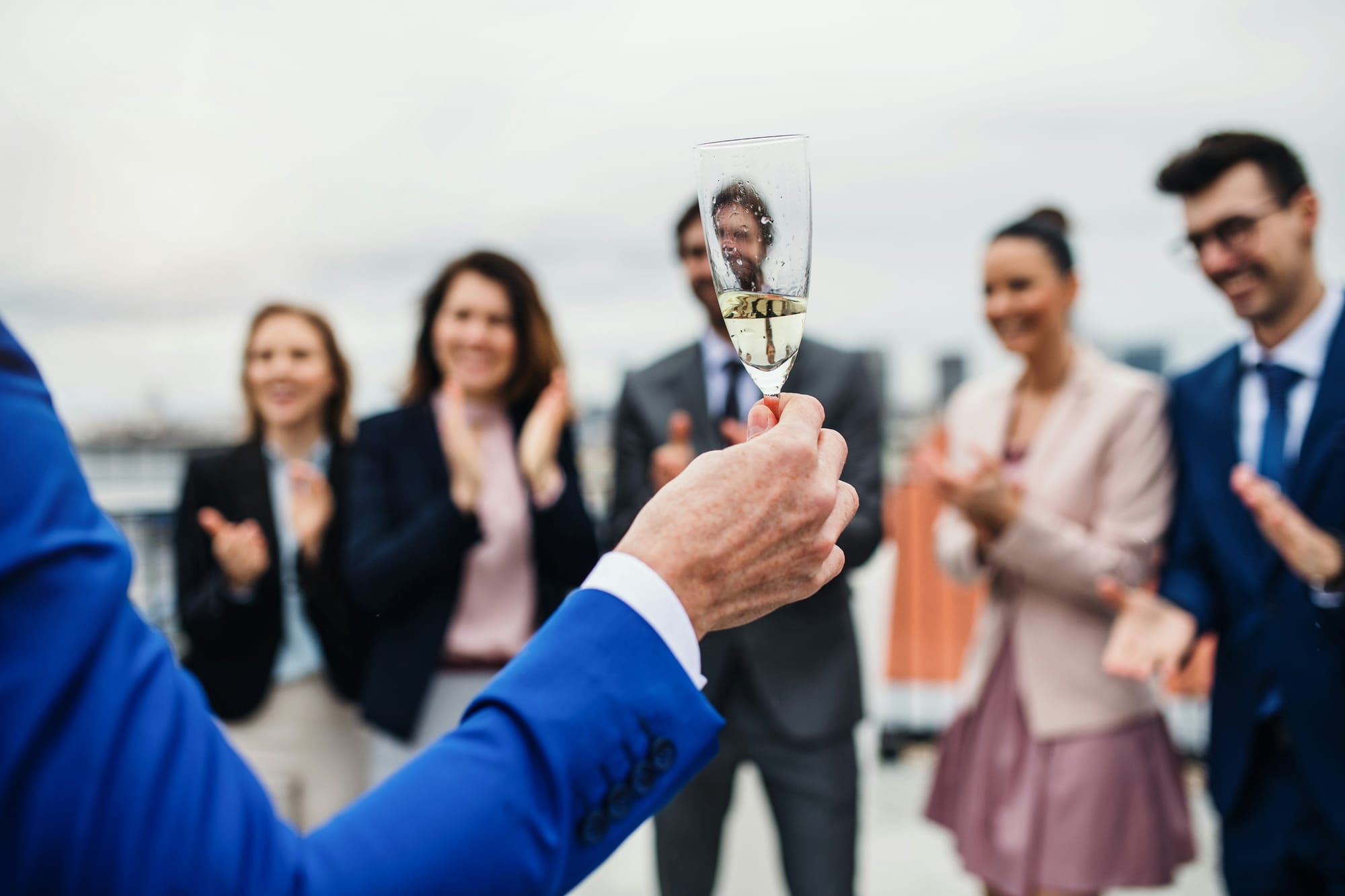Team skålar med champagneglas under en kickoff fest för att fira och stärka gemenskapen.