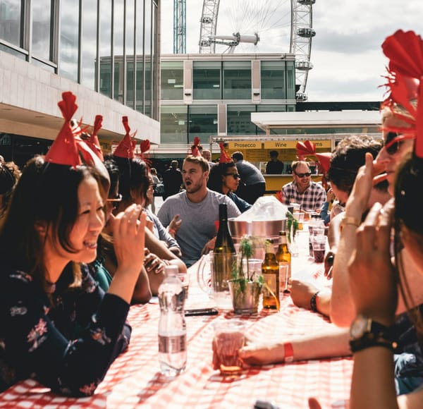 Snapsvisor till kräftskiva – 8 sånger för en lyckad fest