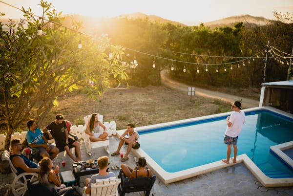 Så fixar du årets sommarfest – tema, lekar, outfits och dekorationer ☀️