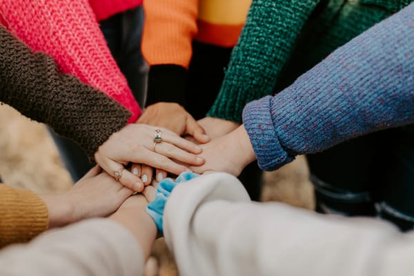 10 Enkla & Roliga Teambuilding Övningar: Gratis Idéer för Kontoret, Konferensen & Teamet!